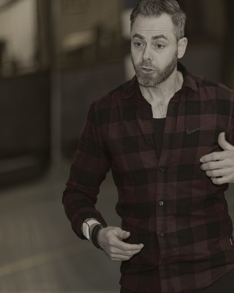 Sven Cuppers geeft uitleg tijdens een sessie